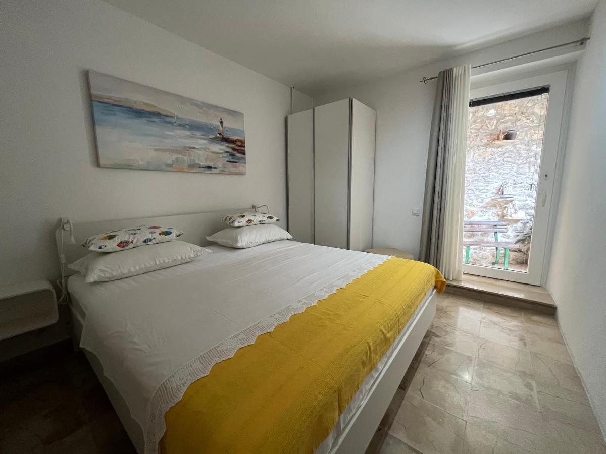 Apartment Get Supetar Bagian luar foto