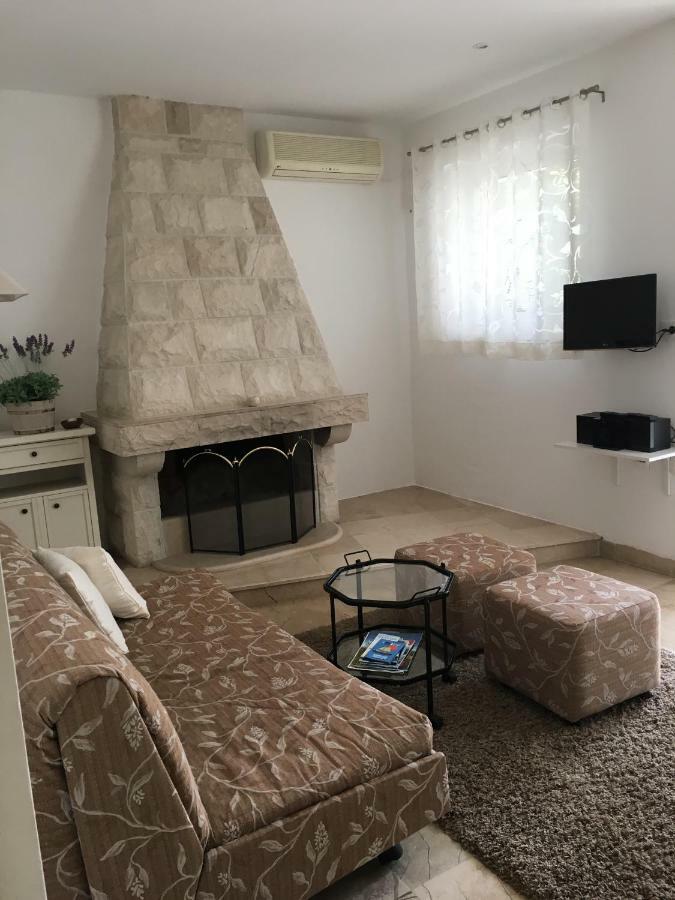 Apartment Get Supetar Bagian luar foto